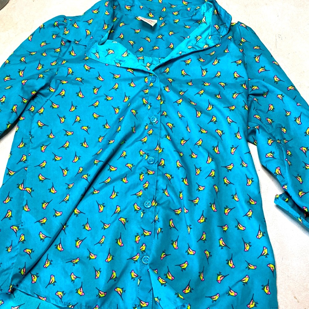 Adorable fashionable shirt with beautiful birds on it!